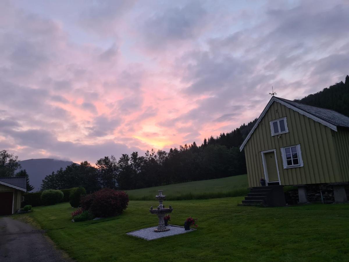 Rodseth Gardsovernatting Hytter Molde Esterno foto